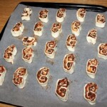 Palmiery na słono z salami przed pieczeniem