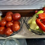 świeże pomidory i papryki kolorowe w kuchni