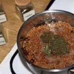 w garnku gotuje się brązowa soczewica