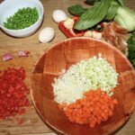 drobno posiekane warzywa w drewnianej misce