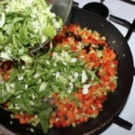 na patelni smażą się drobno siekane warzywa