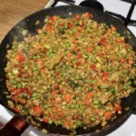 na patelni smaży się farsz do pasztecików z mięsem