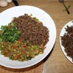 w misce znajduje się farsz do pasztecików z mięsem