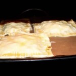 Paszteciki z mięsem i warzywami w trakcie pieczenia