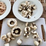 pieczarki na desce kuchennej