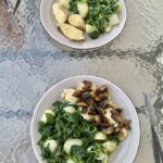 Pierś kurczaka z pieczarkami na talerzu podana z ziemniakami i szpinakiem