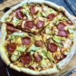 Pizza pepperoni domowym sposobem po upieczeniu