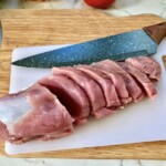 polędwiczka wieprzowa krojona jest w plastry