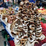 grzyby suszone wiszą na straganie w warkoczu