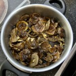 w garnku moczą się grzyby suszone