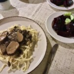 polędwiczka z grzybami suszonymi na makaronie tagliatelle