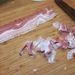 plasterki cienkie boczku na desce kuchennej