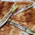 Quesadilla po góralsku z boczkiem i oscypkiem