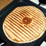 na patelni grzeje się Quesadilla z salami i chilli
