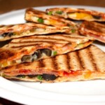 Quesadilla z salami i chilli