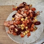 tuńczyk z warzywami z puszki na durszlaku