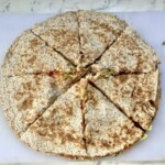 Quesadilla z tuńczykiem sałatkowym w warzywach