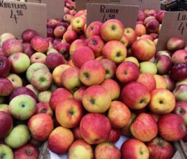 jabłka na straganie