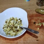 Remulada z kaparami ogórkiem i musztardą przygotowanie