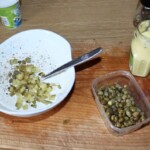 Remulada z kaparami ogórkiem i musztardą przygotowanie