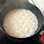 w garnku gotuje się ryż basmati