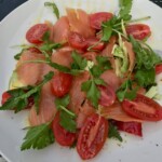 Sałatka łososiowa z pomidorami