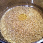 komosa ryżowa w garnku z wodą