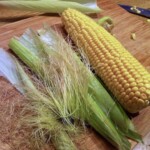 świeża kukurydza na stole