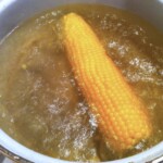 kolba kukurydzy gotuje się w garnku z wodą