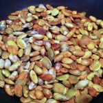 na patelni prażą się pestki dyni