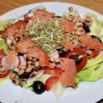 Sałatka z łososiem i fasolką czarne oczko