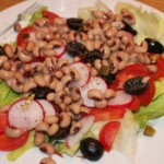 Sałatka z łososiem i fasolką czarne oczko