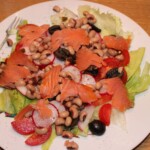 Sałatka z łososiem i fasolką czarne oczko