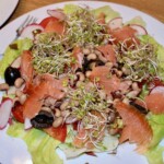 Sałatka z łososiem i fasolką czarne oczko