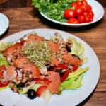 Sałatka z łososiem i fasolką czarne oczko