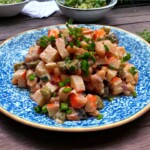 Sałatka z surimi na talerzu