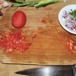 skórkowany pomidor jest krojony w drobną kostkę