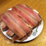 filety śledziowe świeże na talerzu