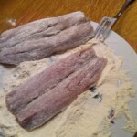 filety ze śledzia obtaczane w mące