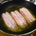 śledzie smażone na patelni