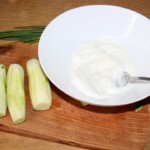 obrane ogórki i jogurt w misce