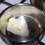 w garnku na ogniu rozpuszcza się masło