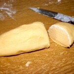 kruche ciasto na blacie kuchennym