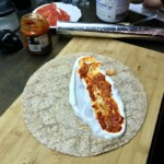 wrap nasmarowany jogurtem i ostrą pastą paprykową