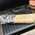 Wrapy z falafelami i warzywami na ostro grzeje się na grillu elektrycznym