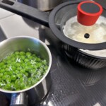 groszek gotuje się w garnku