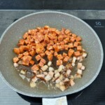 na patelni smaży się drobni krojona kiełbasa i boczek