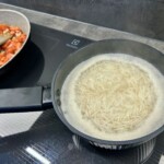 w garnku gotuje się ryż basmati