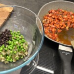 w misce znajduje się zielony groszek, czarna fasolka oraz papryka jalapeno, a na patelni smaży się drobno krojona kiełbasa