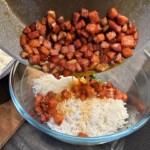 usmażona drobno krojona kiełbasa oddawana jest do sałatki w misce